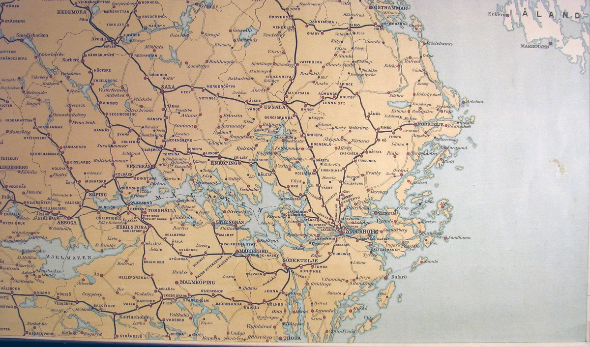 Karta över mellersta Sverige, från Sundsvall i norr till Trosa i söder, tryckt på plansch från 1896. Kartan är i skala 1:80000 och är kolorerad i gult, blått och rött. Postvägar är utmärkta på kartan, både kärrpost, gångpost, lantbrevbäringslinjer och järnväg. Kartan är klistrad på väv.