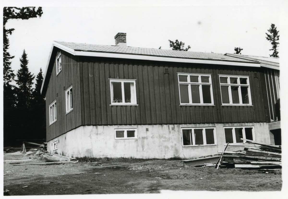 Bakkane skule i Etnedal kommune i Valdres. Nå ombygd til leirskole og det som trolig er Fjellvang leirskole.