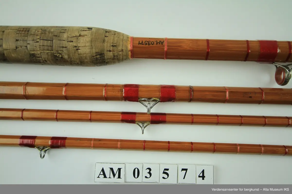 Tohånds fluestang i splitcane. Tredelt. Snelleklasse # 10-11. Stål snellefeste, endeknott av hvit gummi. To topper. Agat bunn- og toppring, bridgeringer. Egentlig en 18 fot stang, men kuttet ned til 15,5 av Hørgård selv. (Kjell måler den til 14,5 fot) Original stangpose i grønt stoff, 175 cm lang