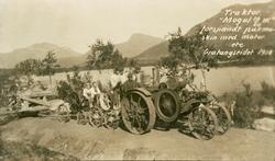 Traktor "Mogul 10/20 HK" forspændt pukmaskin med motor etc. 