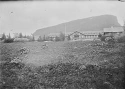 Gausdal Sanatorium. I bakgrunnen sees fjellet Skeikampen.