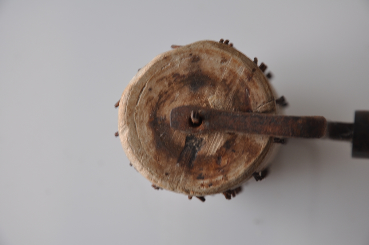 Form: Trinsa er med bøyde jernpigger, festet til håndtaket med jern. Brukt til flatbrødbaking, for å hindre "blemmer".

