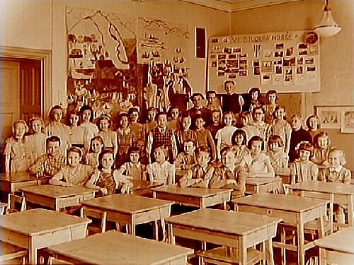 Vasaskolan, klassrumsinteriör, 39 skolbarn med lärare Sven Hallström ...