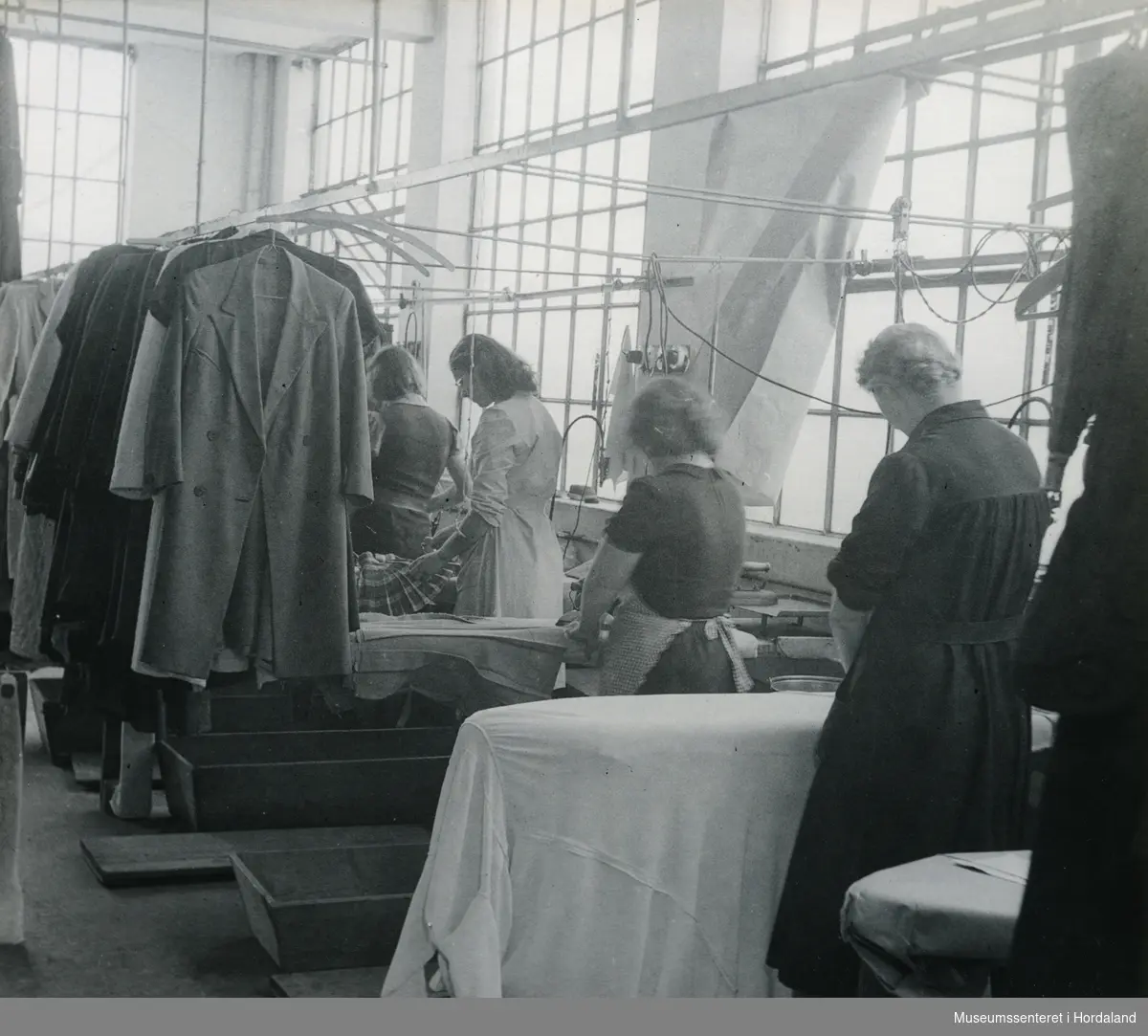 Kvinner på arbeid i strykeriet for damegarderobe Wilhelm Kahrs Kemisk Renseri & Farveri, Bergen.
