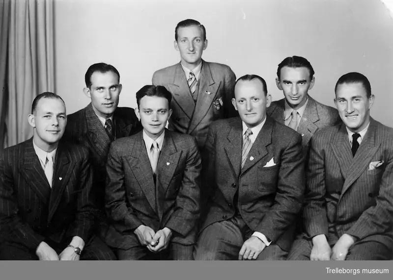 Fotboll I.F.K. sektionen, från vänster: Sten Hedin, ?, Gunnar "Hook" Nilsson, Elvir Roth, Göte "Keller" Andersson ?, "Lambert", 1940-tal.
