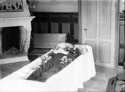 Begravelse, mann i kiste, i hjemmet,  pyntet med blomster, i
