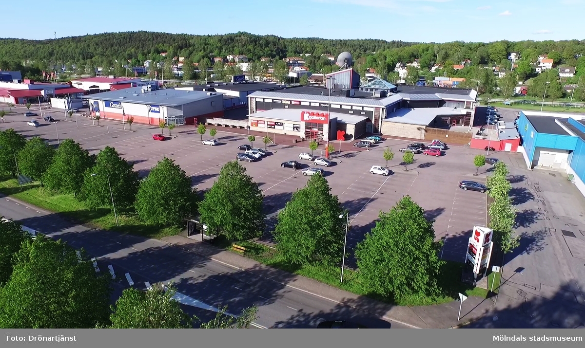 Flygfilm tagen med drönare som visar centrala delar av Kållered i Mölndals kommun, år 2015.