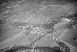 Dovre, 15.09.1953, oversiktsbilde, gårdsbruk, bolighus, vei,