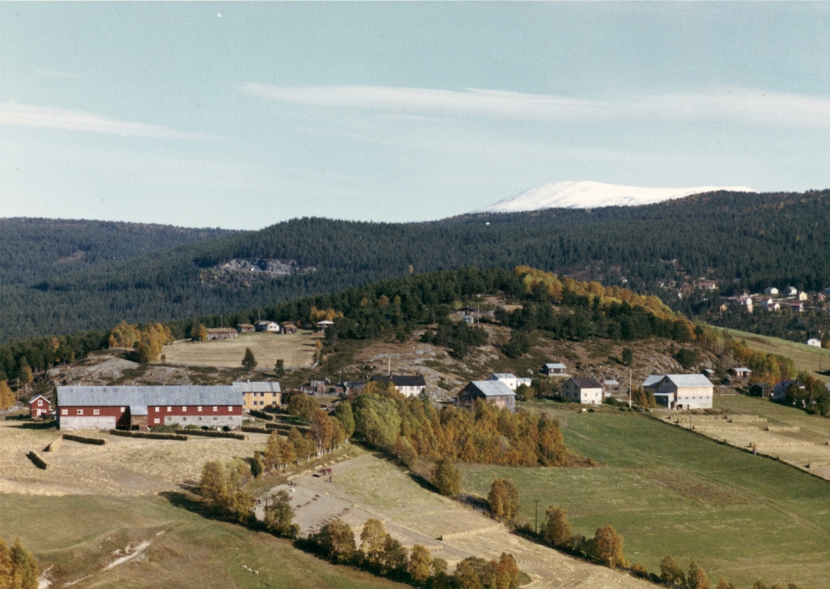 Flyfoto,landskap med bebyggelse og gårdsbruket Soleglad, Dombås