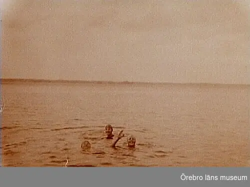 Två personer badar