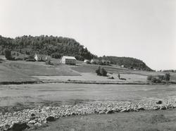 Prospektfotografi av noen gårder i Solevågsbygda sett mot no