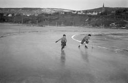 Skøyteløp på Mjøsisen, ca 1933. Gunnar Berge (ytre), og Odd 