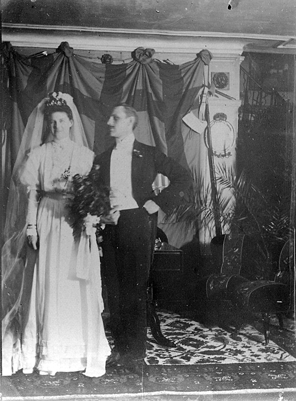 Bröllop, brudpar.
 Friherre G.A. Lagerfelt och Gertrud von Essen.

Bröllopsdagen den 10 januari 1908.