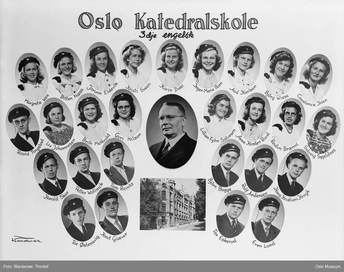 montasje: Oslo katedralskole, 3. engelsk, portretter, kvinner, menn, studentluer, brystbilder
