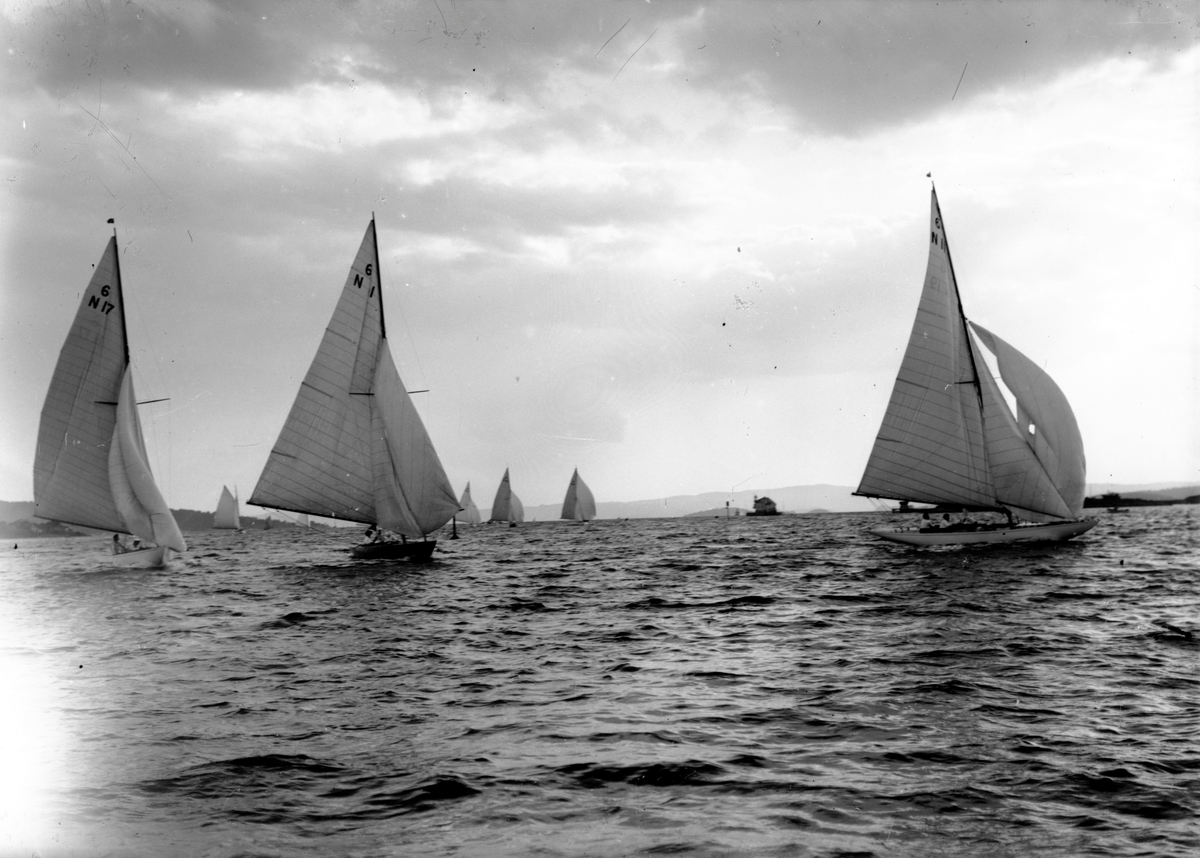 Seilbåter i regatta. 'Oslo' (6 N 17), 'Elisabeth 4' og 'Flaks (6 N 19) i Kongens serieseilaser august 1925.