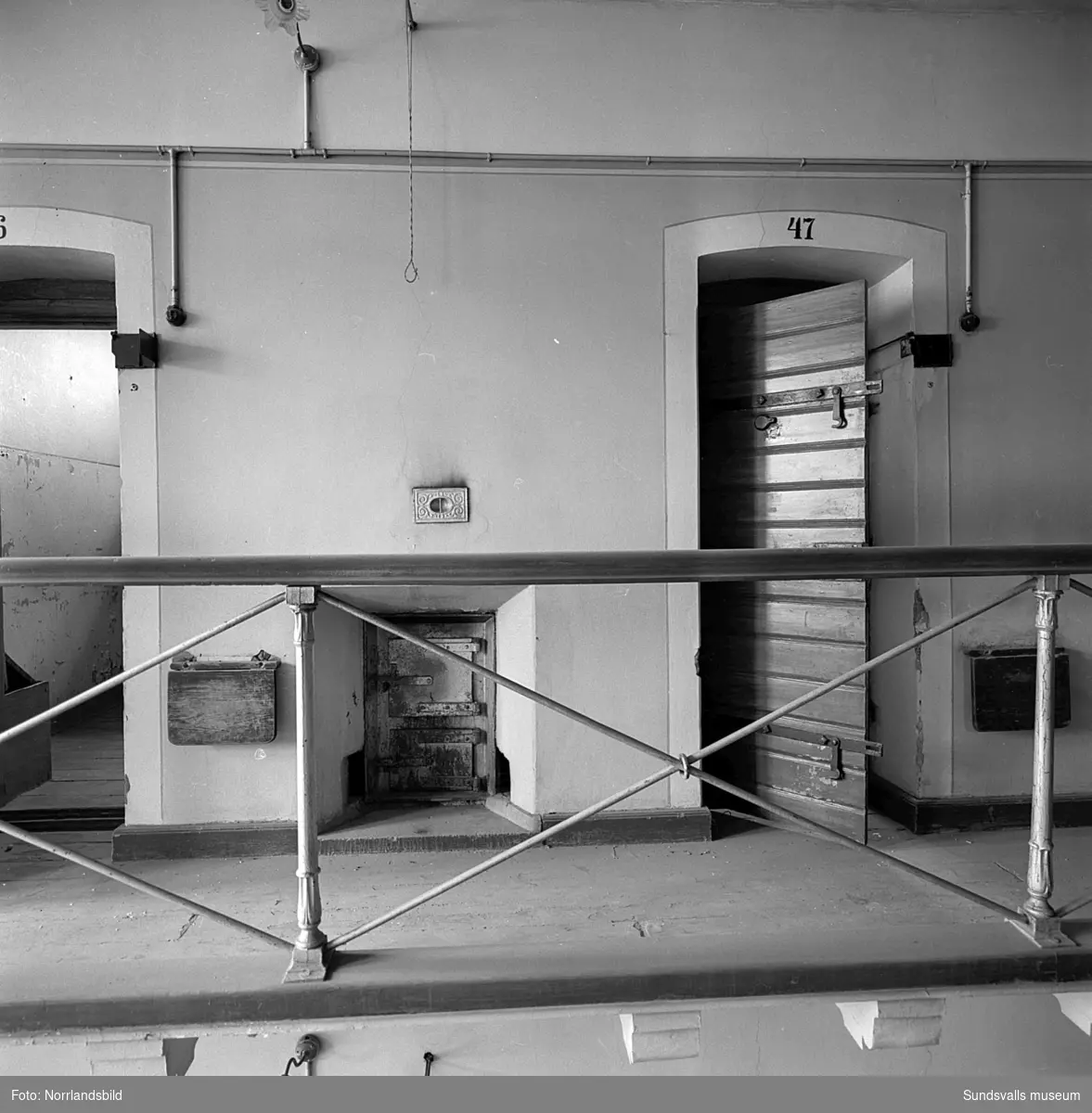 Kronohäktet i Sundsvall inrymde ett 50-tal celler fördelade på tre våningar med järntrappor emellan och klassiska avsatser utanför celldörrarna. Fängelset som byggdes 1879 var i bruk fram till 1946 och revs sedan 1959 för att ge plats för bygget av Åkersviks skola. Interiörbilder.