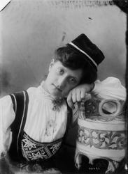 Portrett av ukjent kvinne i bunad, 1907.
