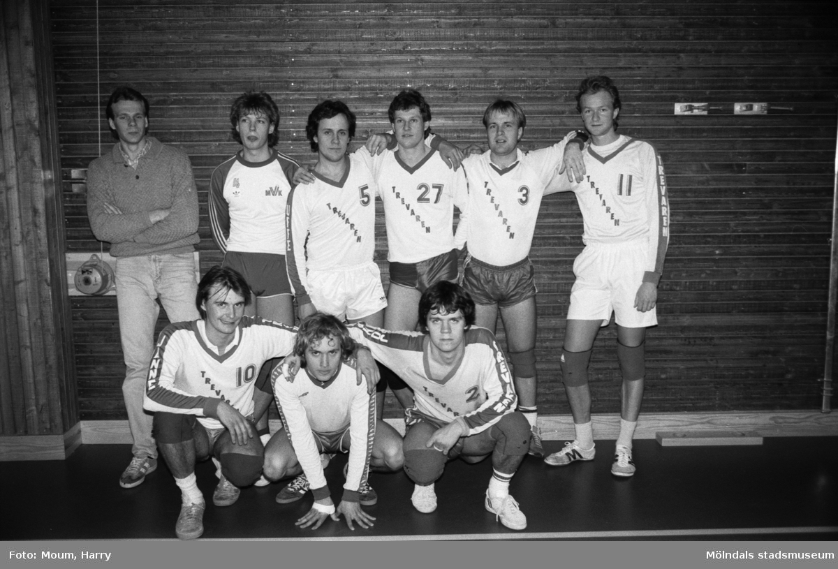 Grupporträtt av volleybollaget Trevaren i Ekenskolans idrottshall, Kållered, år 1984.

För mer information om bilden se under tilläggsinformation.