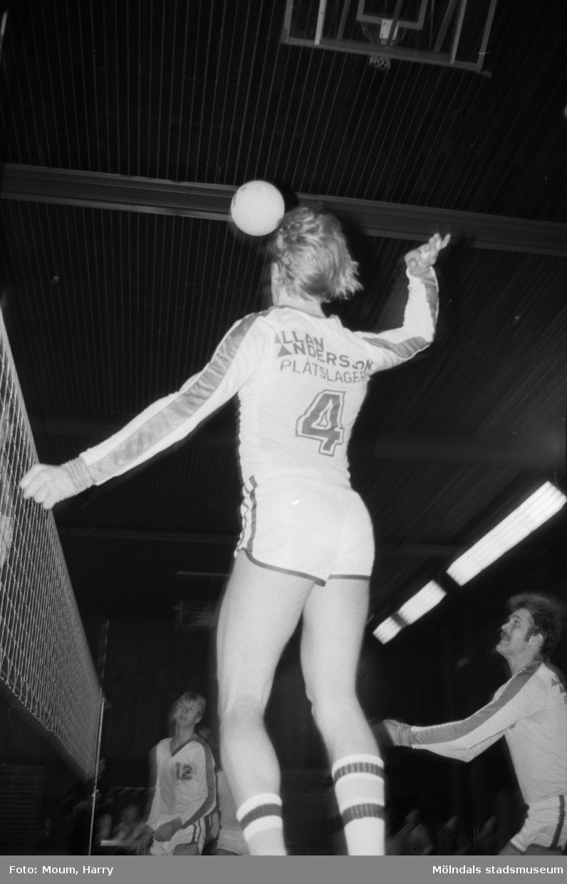 Volleybollmatch mellan de båda lindomelagen Lindome Finska Förening och Trevaren i Ekenskolans idrottshall, Kållered, år 1984.

För mer information om bilden se under tilläggsinformation.