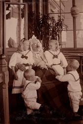 Haagen "Vesle" Mathiesen utkledd som "gammel kjerring" leker