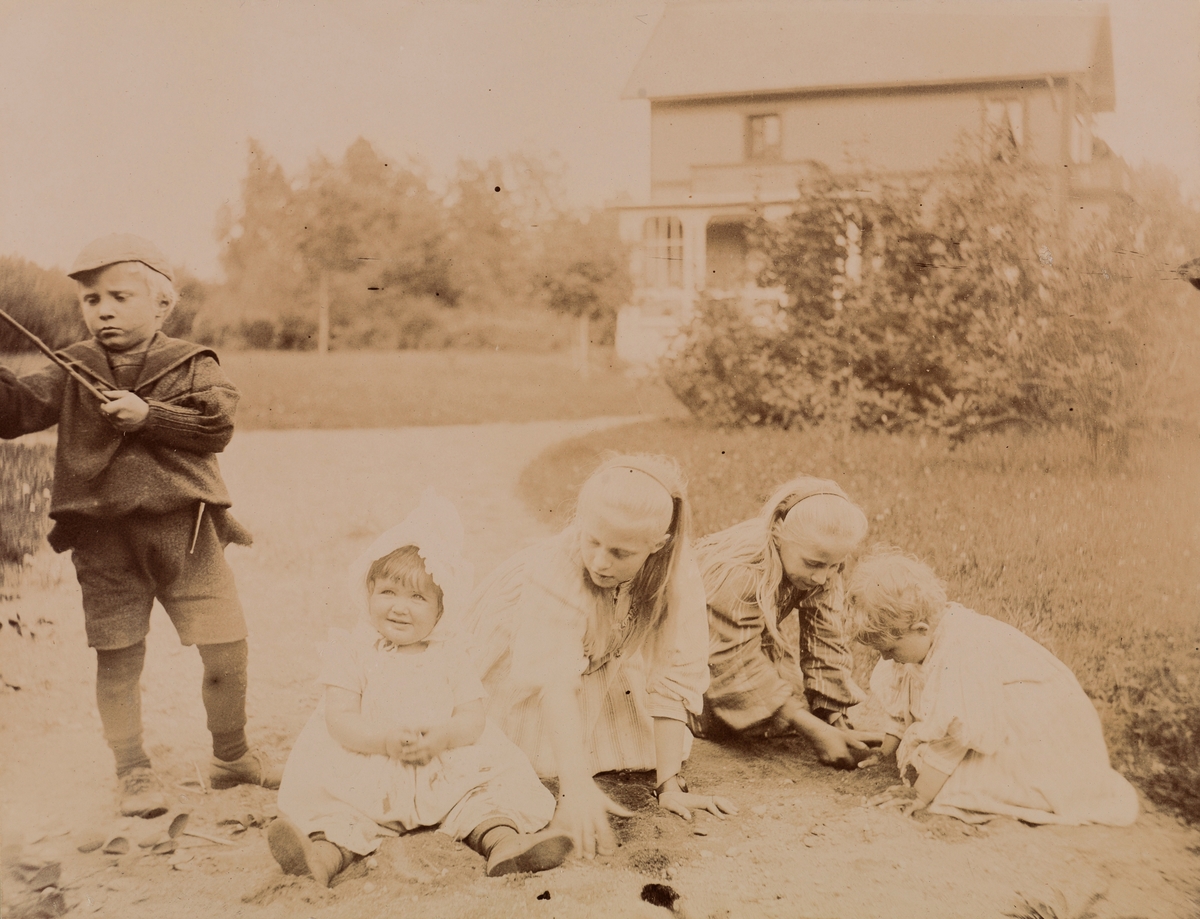 Fem barn leker i hagen, fra venstre: Mogens Christensen, Eva Mathiesen ...