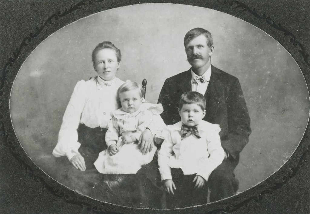 Familiebilde. Frå venstre Gurina Skårland Andersen og Martin Andersen Aareskjold med born Ansgar, f. 1900 til høgre og Otto f. 1902 til venstre. Dei reiste til USA  i 1903 og kom aldri attende.