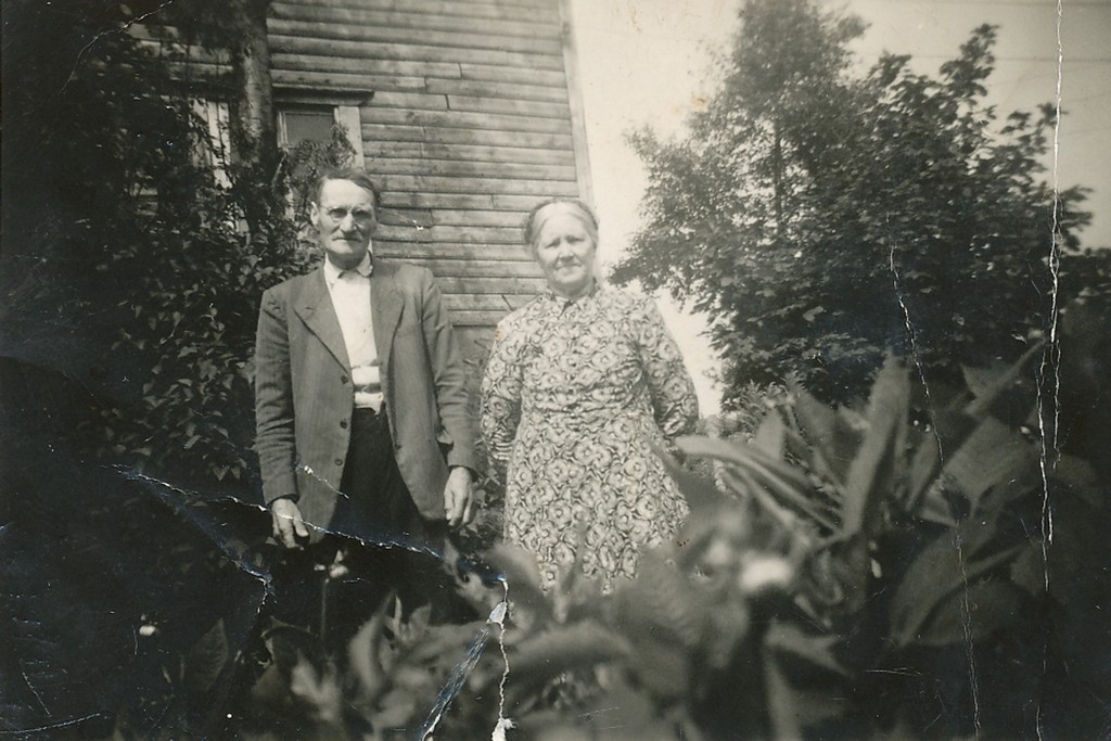 Karen Maria f. Sikveland (18.9.1880 - 30.9.1960)  og Nils Sikveland  (11.7.1876 - 2.12.1959) i hagen