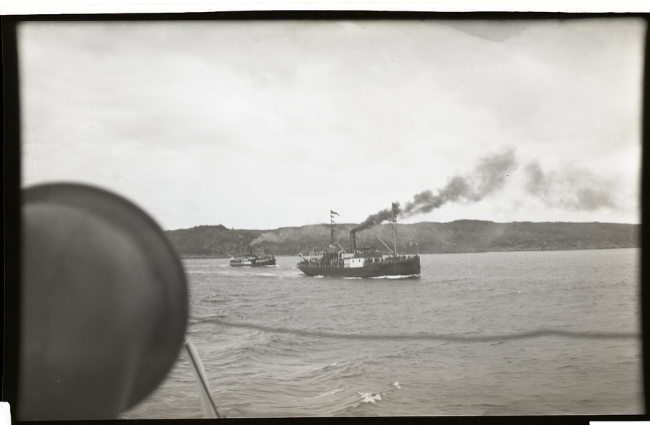 Turen til Nedstrand sommaren 1927. To båtar på innveg.