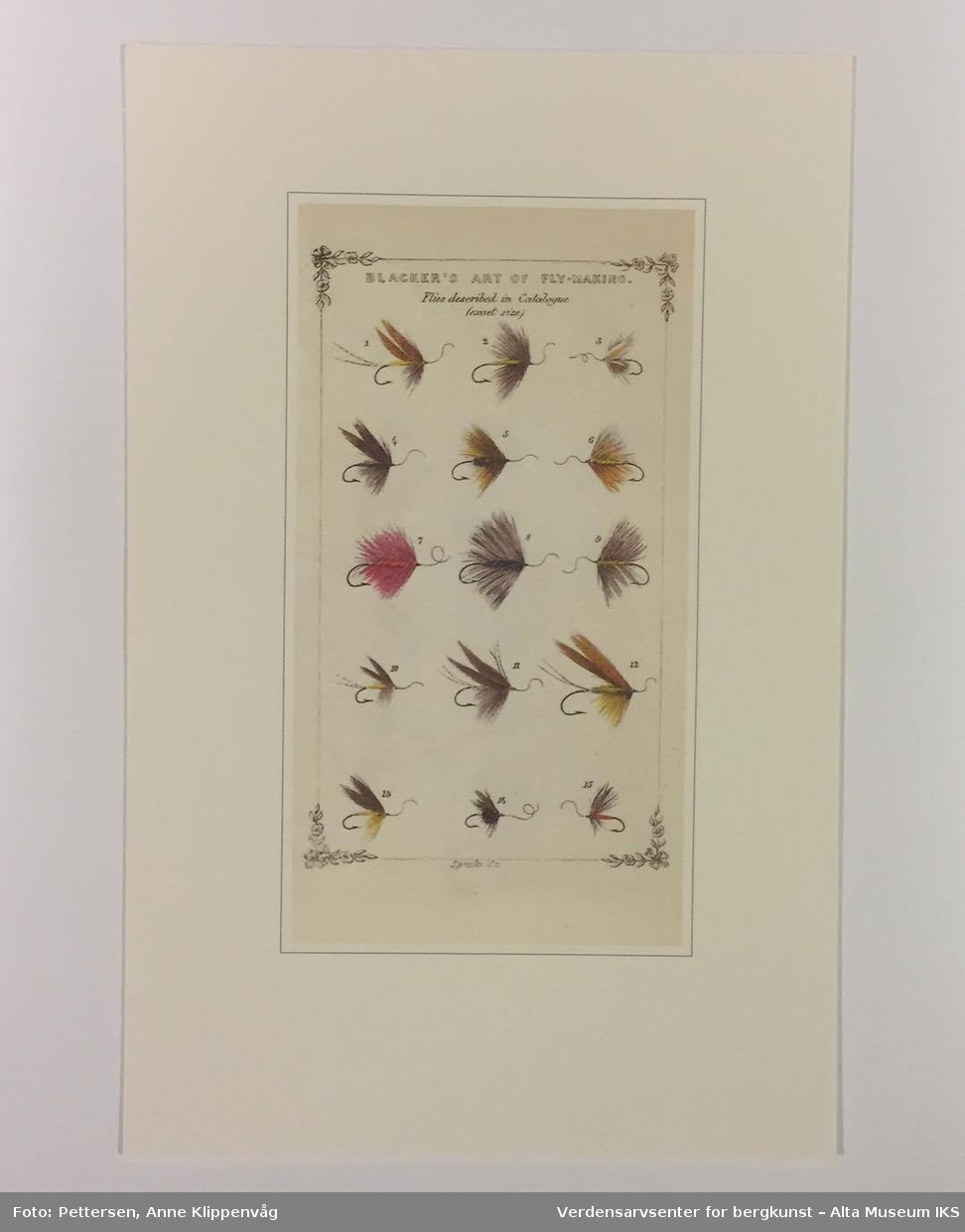 Form: Kassett m/ 19 plansjer hvorav 18 fargeplansjer. Illustrerer fluebinding,  både lakse- og ørretfluer.
