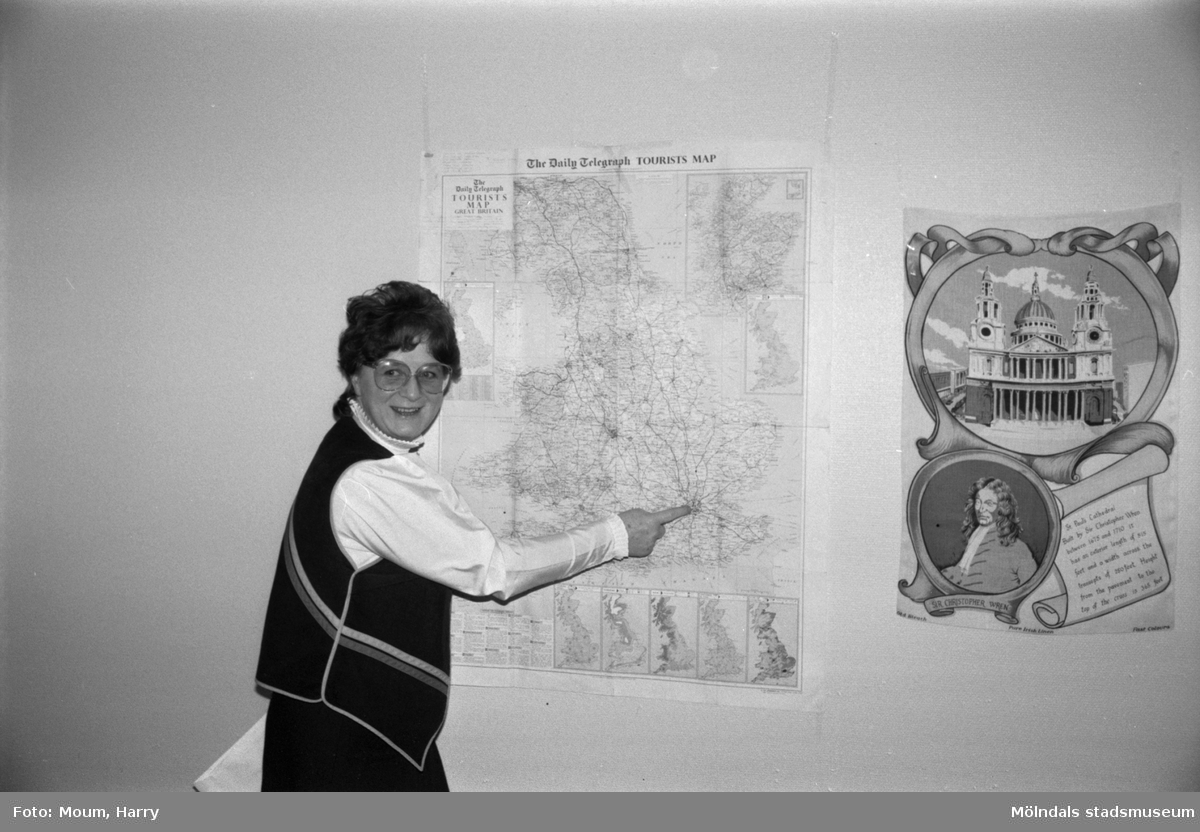 Körledare Eva Karlsson pekar ut London på en karta, år 1984.

För mer information om bilden se under tilläggsinformation.