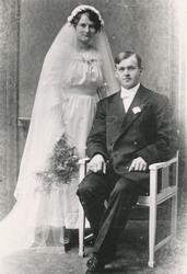 Portrett av brudepar tatt i fotoatelier.