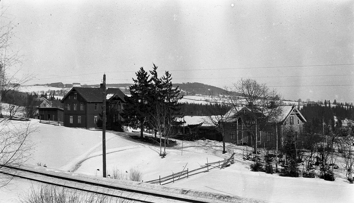Parti fra området mellom Vennevold og Skreia, Østre Toten, ca. 1920. Bygningen til høyre i forgrunnen eksisterer fortsatt. I forgrunnen ses ellers skinnegangen til Skreiabanen, der det idag er gangveg. Gården bak til venstre er Balke Vestre.