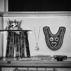 Motiv av bunadssølv med brudekrone fra ei tidligere utstilli