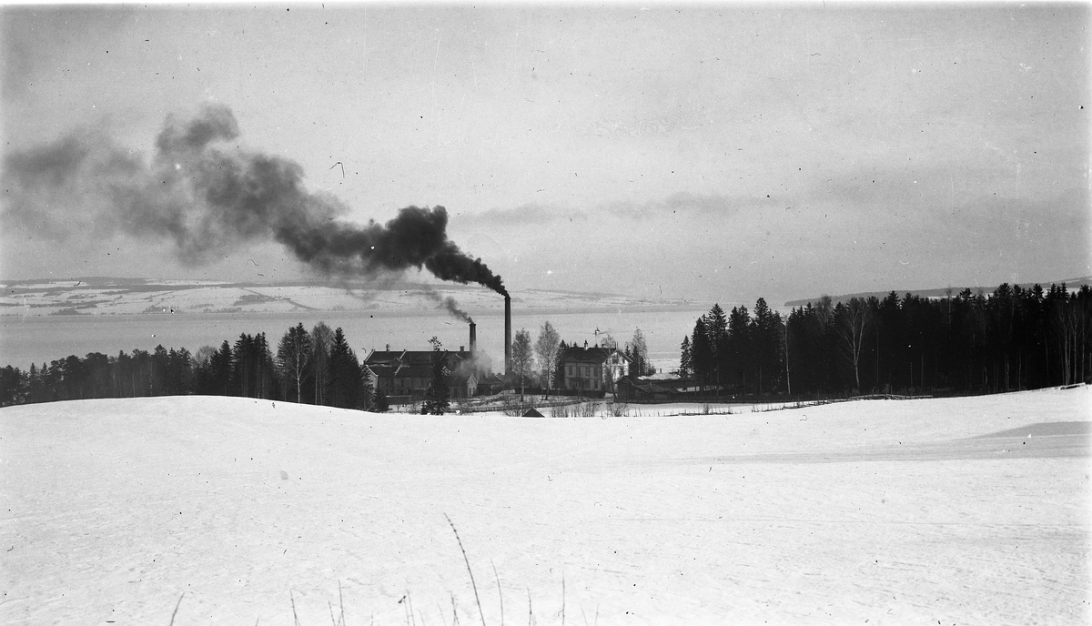 Utsikt mot Mjølkefabrikken på Kapp; Østtre Toten, ca. 1920.