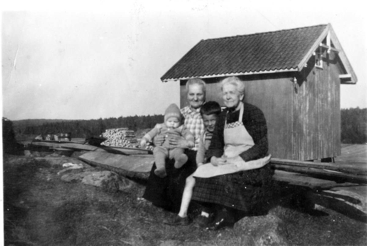 To bestemødre med barnebarn. Kari Endresdtr. Skogen (t.v) med Gunnar Sigvartson Kallerød på fanget, John Sigvartson Kallerød og Mathilde Kallerød