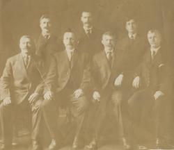 Gruppeportrett av 7 herrer fra Sunnmøre i Amerika. Fra en av