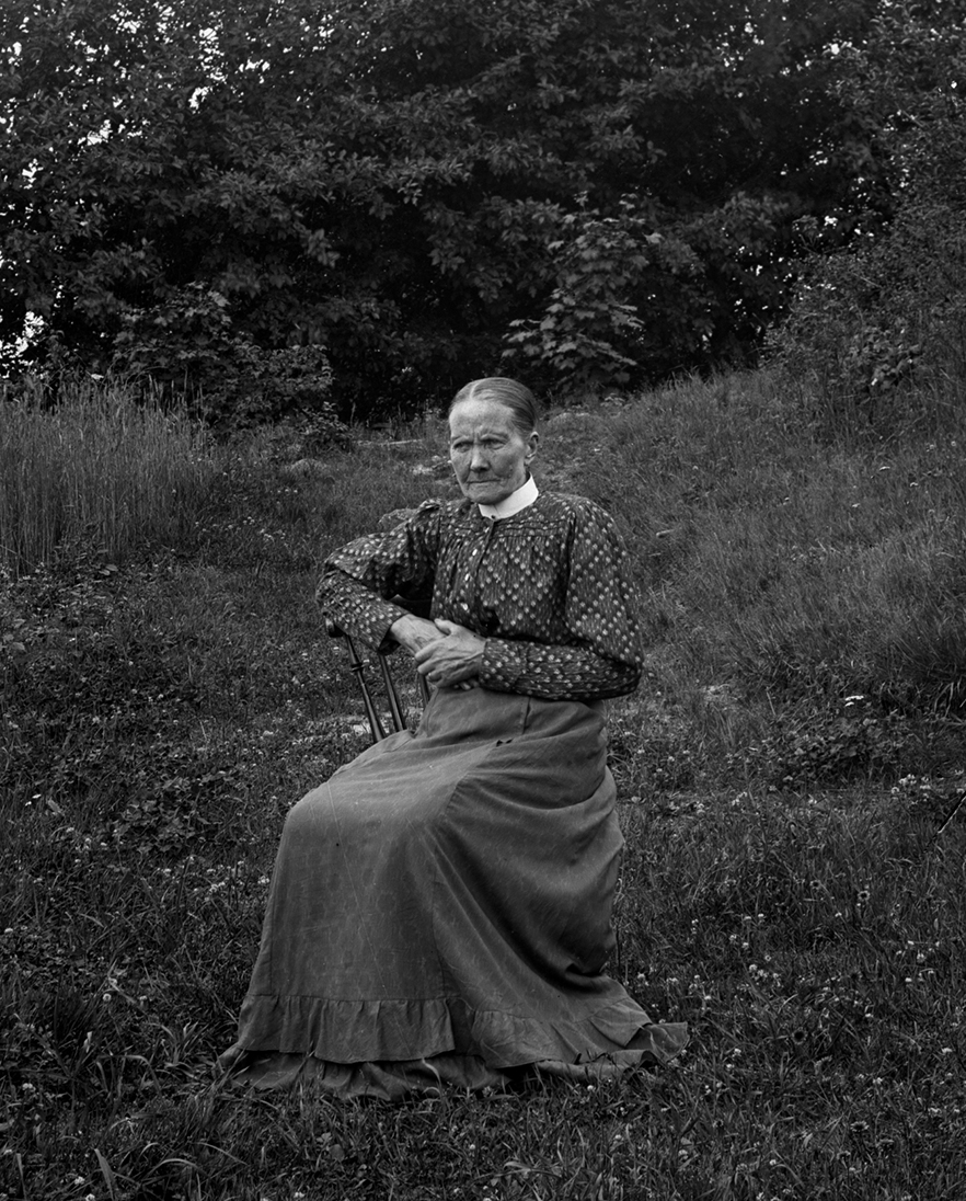 Porträtt av kvinna fotograferad utomhus.