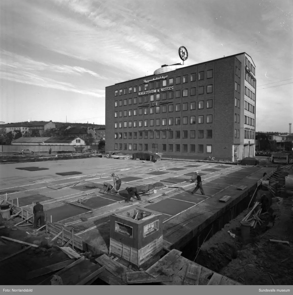 Hallström & Nisses bygger ut huvudkontoret vid Landsvägsallén i vinkel mot Parkgatan. Mark- och grävarbeten är i full gång.