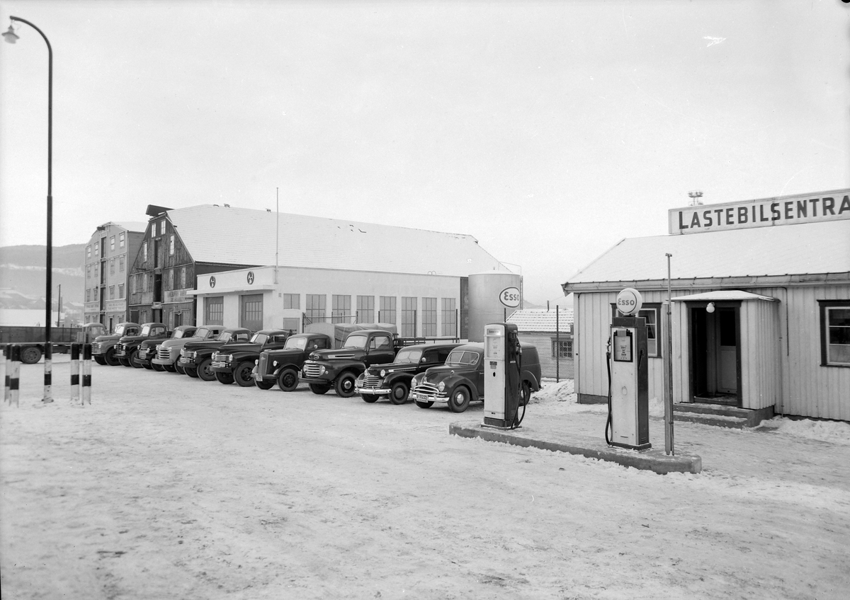 Lastebilsentralen med biler og Esso bensinstasjon i Sandgata