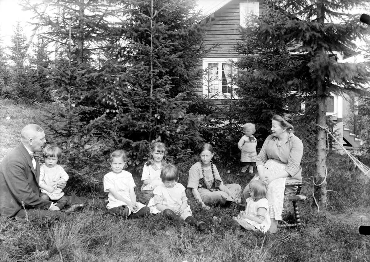 Familiegruppe 9 barn og voksne, ukjente. (se også HRE-00025) Hamar Vang og Furnes kommunale kraftselskap.
