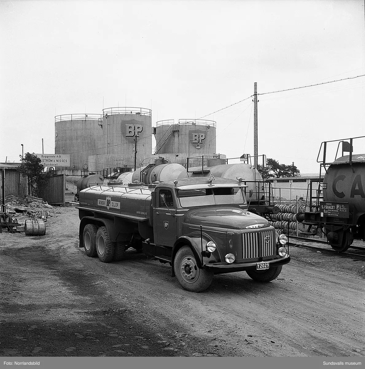 Tankbil vid oljehamnen. - Sundsvalls museum / DigitaltMuseum