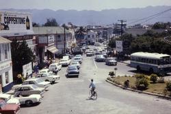 Bebyggelse og biler ved en gate på Jamaica.