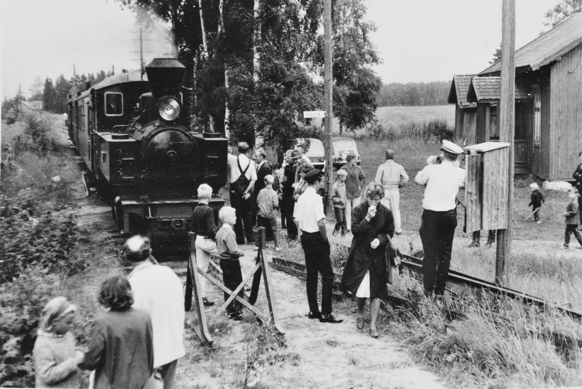 Et av de første museumstogene på Tertitten har ankommet endestasjonen Fossum. Toget trekkes av damplokomotiv 6 Høland.