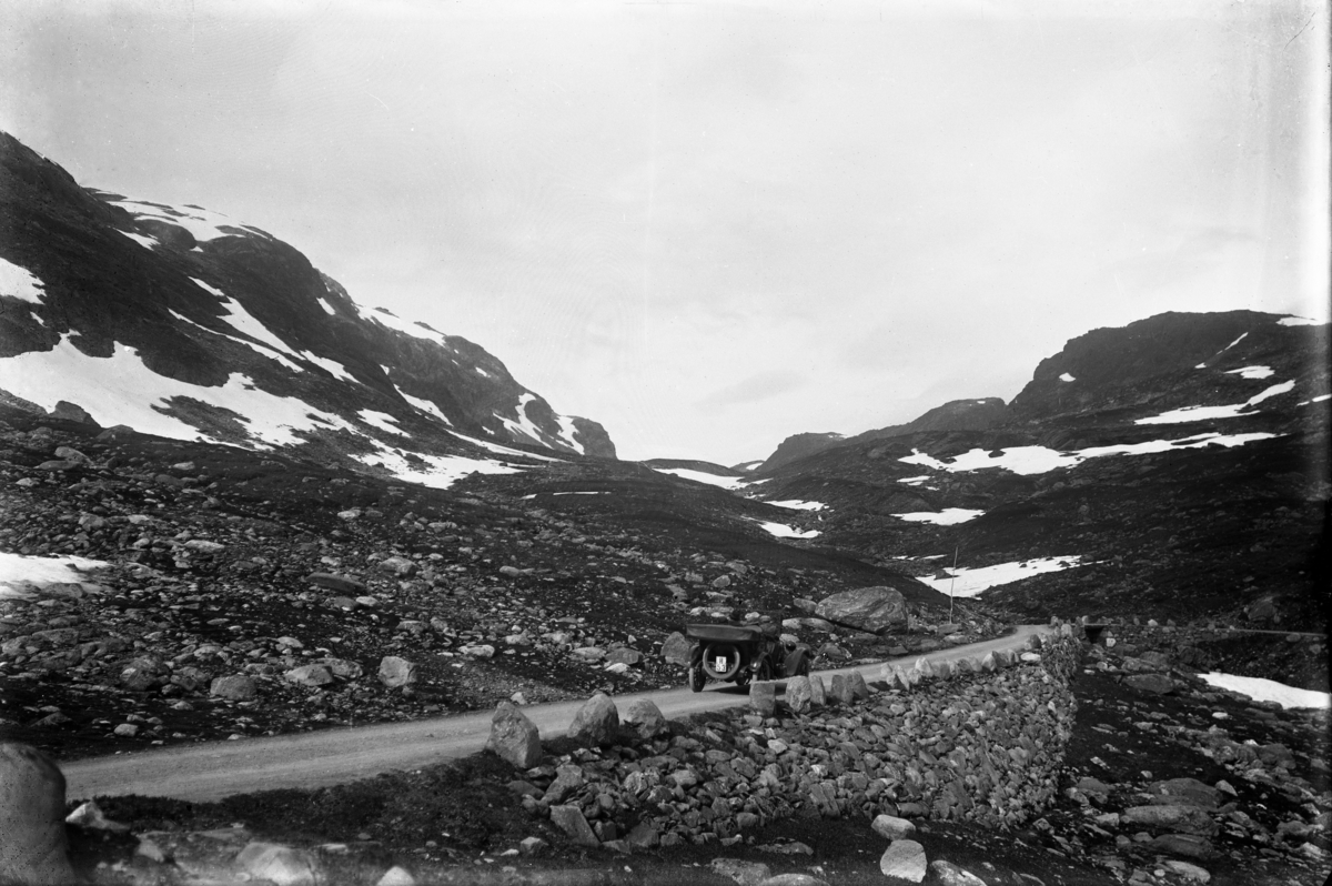 Fotsamling etter Hans Tveito. "Tur på Hardangervidda ca. 1922"
