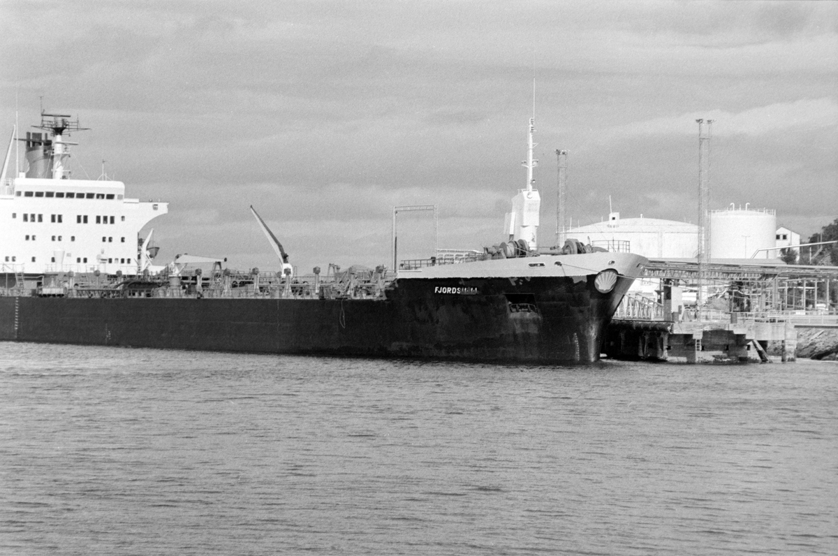 Tankskipet "Fjordshell" ved Shells anlegg på Gangsås.