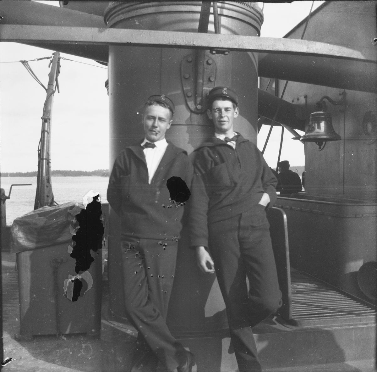 Drottning Victoria bilder. Två unga män på fartyg.  HMS Drott?