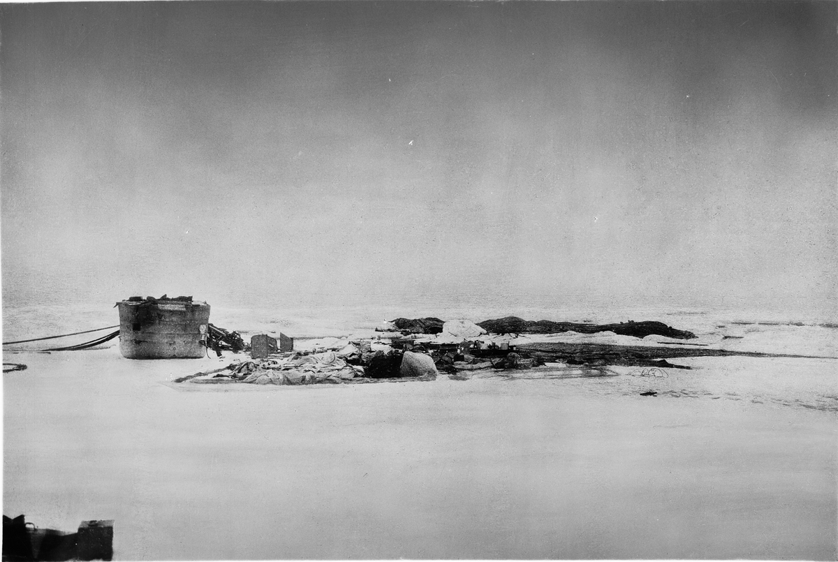 15 -28 juli 1897. Lägret vid "Örnens" landningsplats. Framtagning av bilderna gjordes av docent John Hertzberg år 1930 på Fotografi, Tekniska Högskolan.