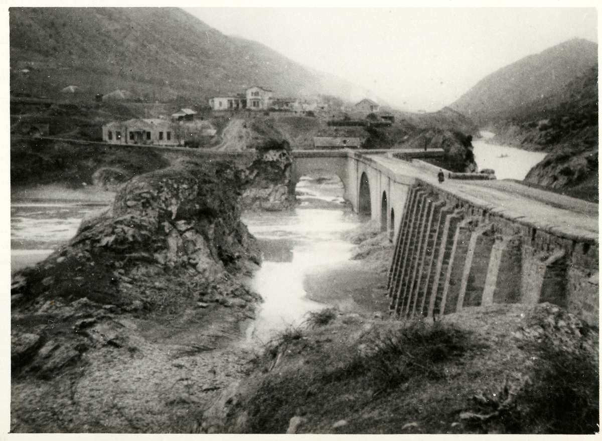 Bro i Mtskheta över floden Terek längs Grusinska härvägen, Kaukasus.
Bilden ingår i två stora fotoalbum efter direktör Karl Wilhelm Hagelin som arbetade länge vid Nobels oljeanläggningar i Baku.