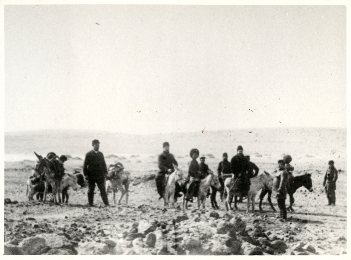 På väg till "naftafältet" på ön "Tscheleken".
Bilden ingår i två stora fotoalbum efter direktör Karl Wilhelm Hagelin som arbetade länge vid Nobels oljeanläggningar i Baku.