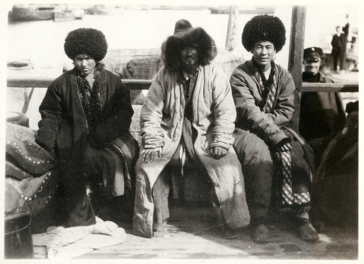 Kirgiser på Ön "Tscheleken".
Bilden ingår i två stora fotoalbum efter direktör Karl Wilhelm Hagelin som arbetade länge vid Nobels oljeanläggningar i Baku.